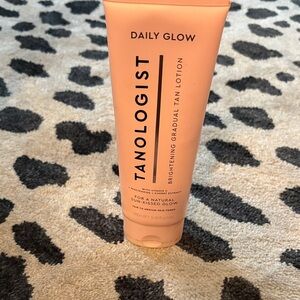 Tanologist Daily Glow Brightening Gradual Tan Lotion - Peach